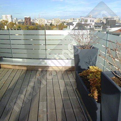 Стъклен парапет